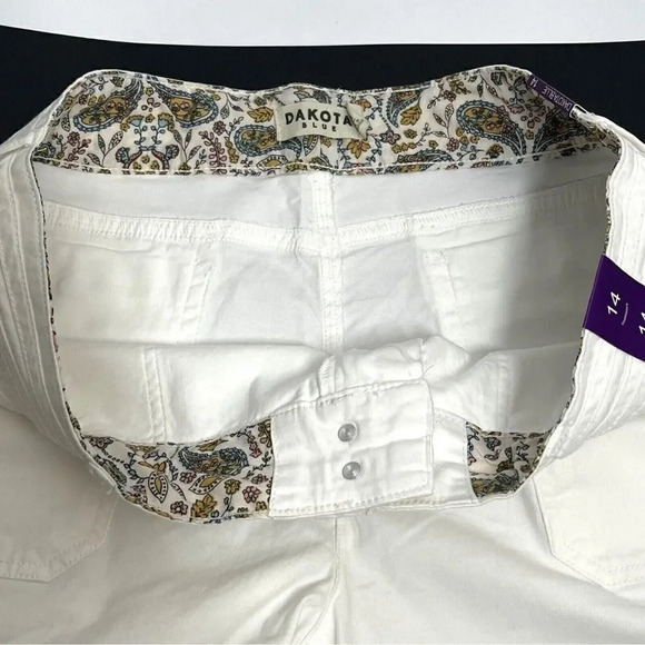 Dakota Blue Women's Short Mid Rise withh Pockets Flap with Button WHITE - Picture 6 of 7